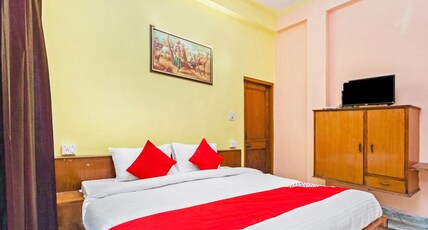 Hotel Apoorva Deluxe Room Type - Economy Room