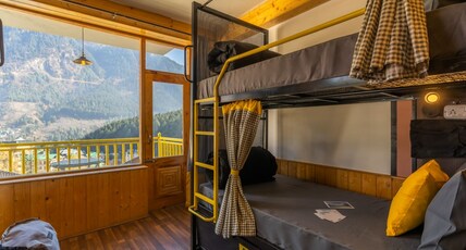 The Hosteller Manali, Old Manali Room Type - Bed in 6 Bed Mixed Dormitory with Balcony and Valley View
