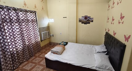 Ballia Guest House Room Type - AC DOUBLE BED deluxe