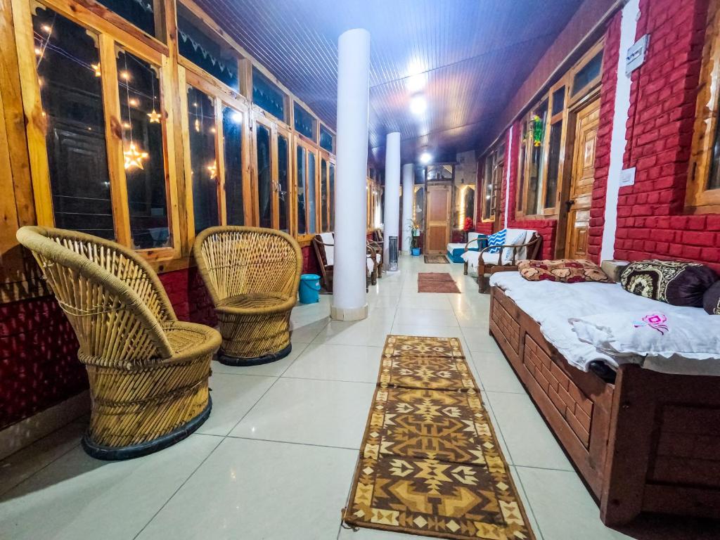 Tirthan Nature Lap Homestay - Mud walled Rooms - Tap to explore photos