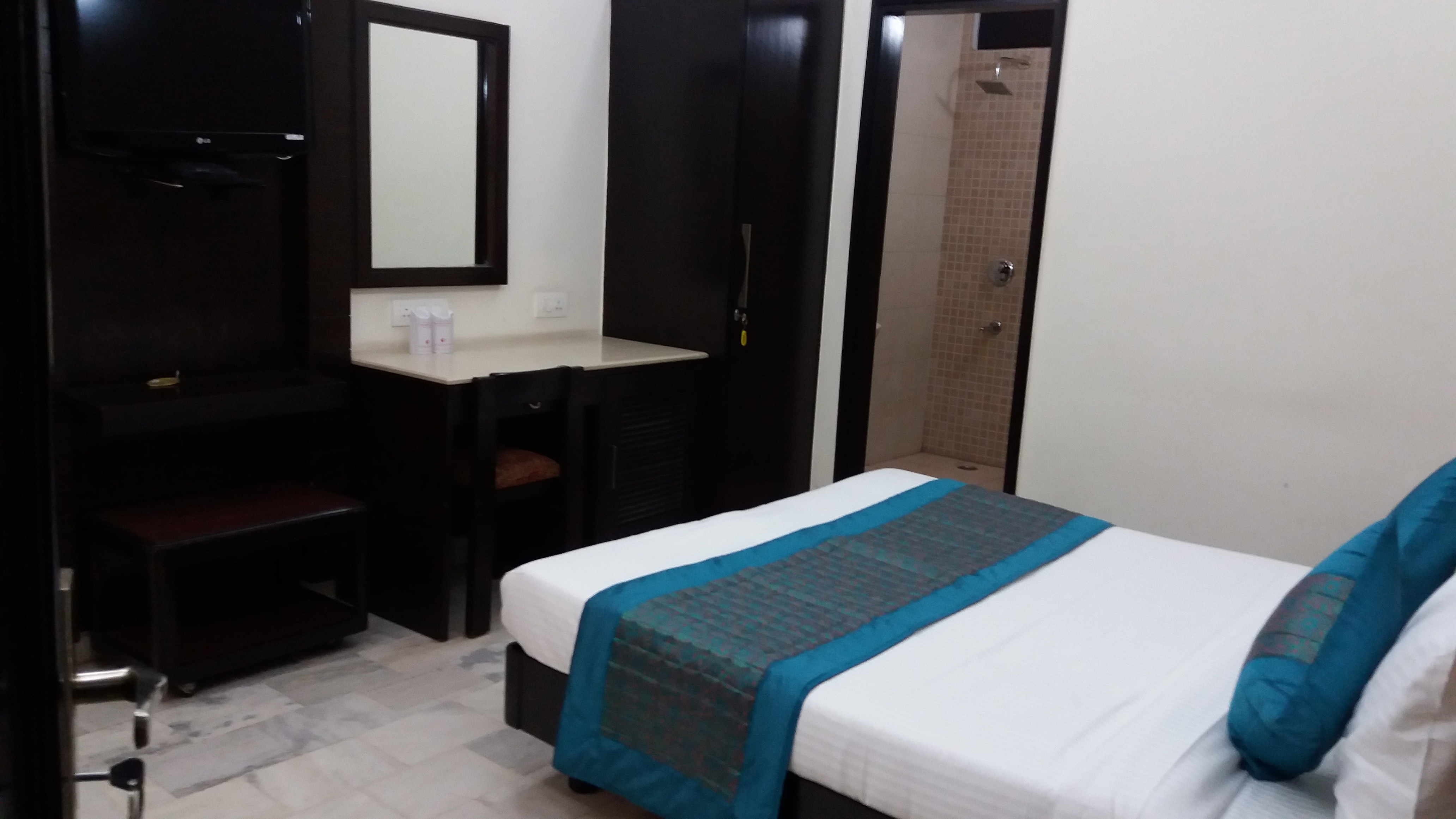 Hotel Sundeep Inn - Tap to explore photos