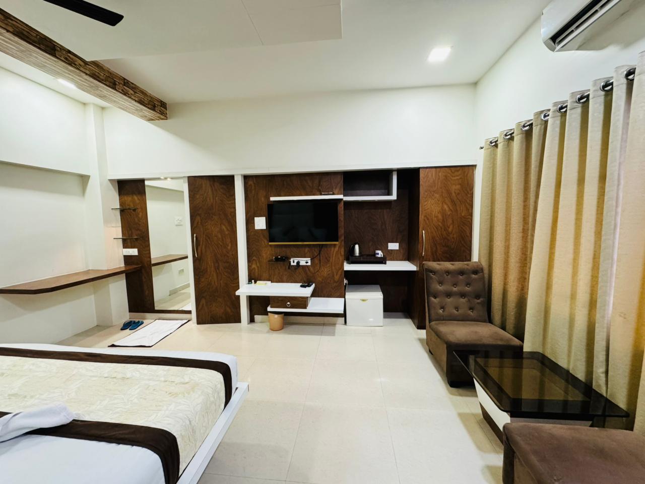 Hotel Mayura - Tap to explore photos