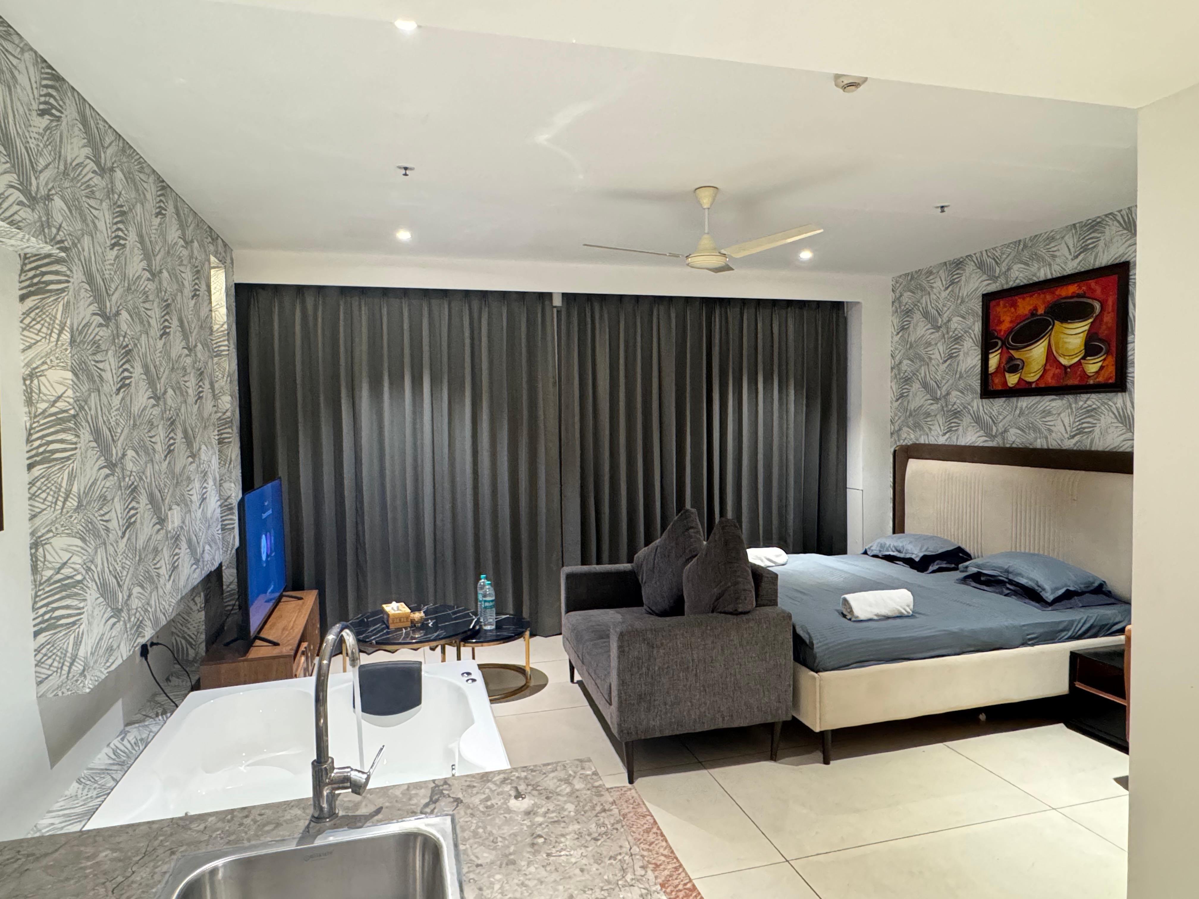 Studio with private jacuzzi - Tap to explore photos