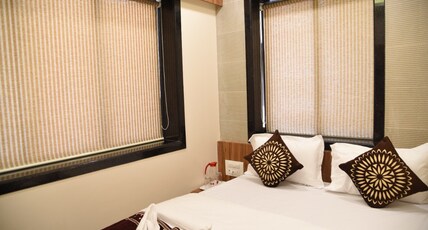 HOTEL FLORA FOUNTAIN Room Type - Deluxe Room