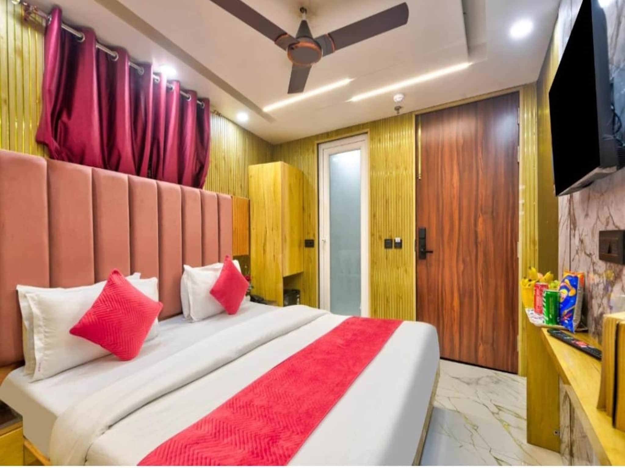 Hotel Sona Deluxe @ 2 min walk from New Delhi Railway Station - Tap to explore photos