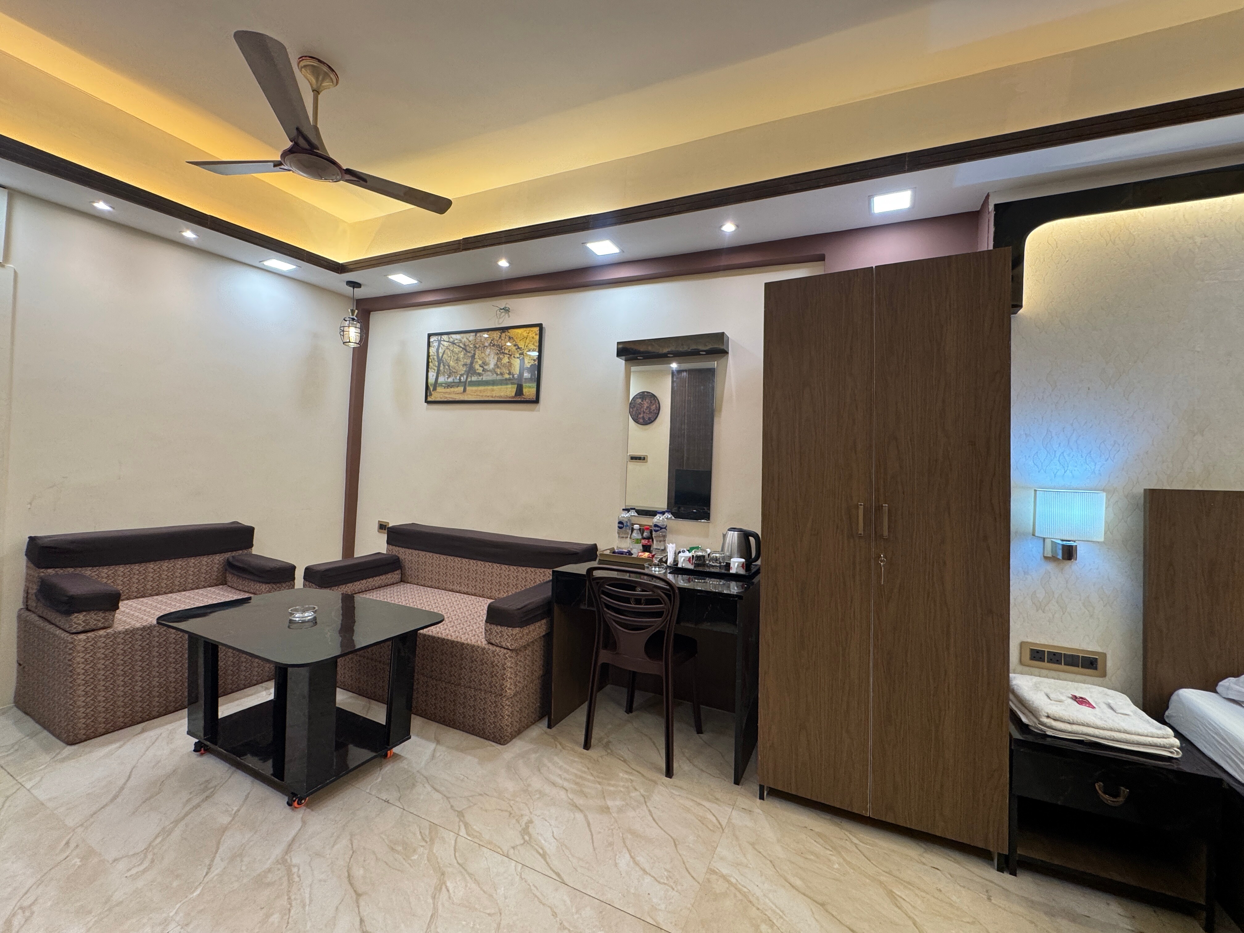 Ostro Inn Royal Studio Apartment Shakespear Sarani - Tap to explore photos