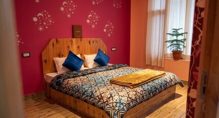 Yellowjackets Hostel Tosh Room Type - Private Room with Valley View