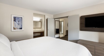 Holiday Inn Express SIMI VALLEY Room Type - 1 Kng Ste Addnl Living Pool View Sofa Bd