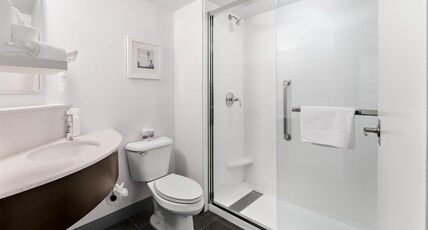 Hampton Inn & Suites by Hilton Newtown Room Type - KING STANDARD-NON SMOKING