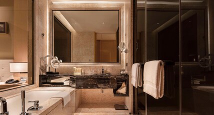 Hilton Dalian Room Type - KING EXECUTIVE ROOM HARBOR