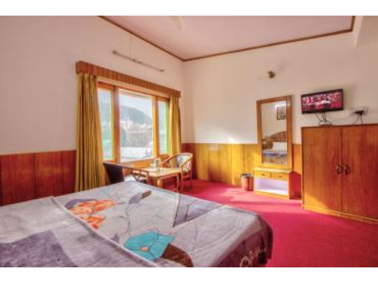 Hotel Monarch - Tap to explore photos