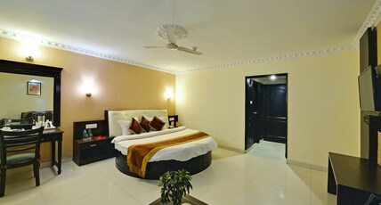 HOTEL CITY HEART PREMIUM Room Type - Royal Suite with Living Area & Bathtub HOTEL CITY HEART PREMIUM Room Type - Royal Suite with Living Area & Bathtub