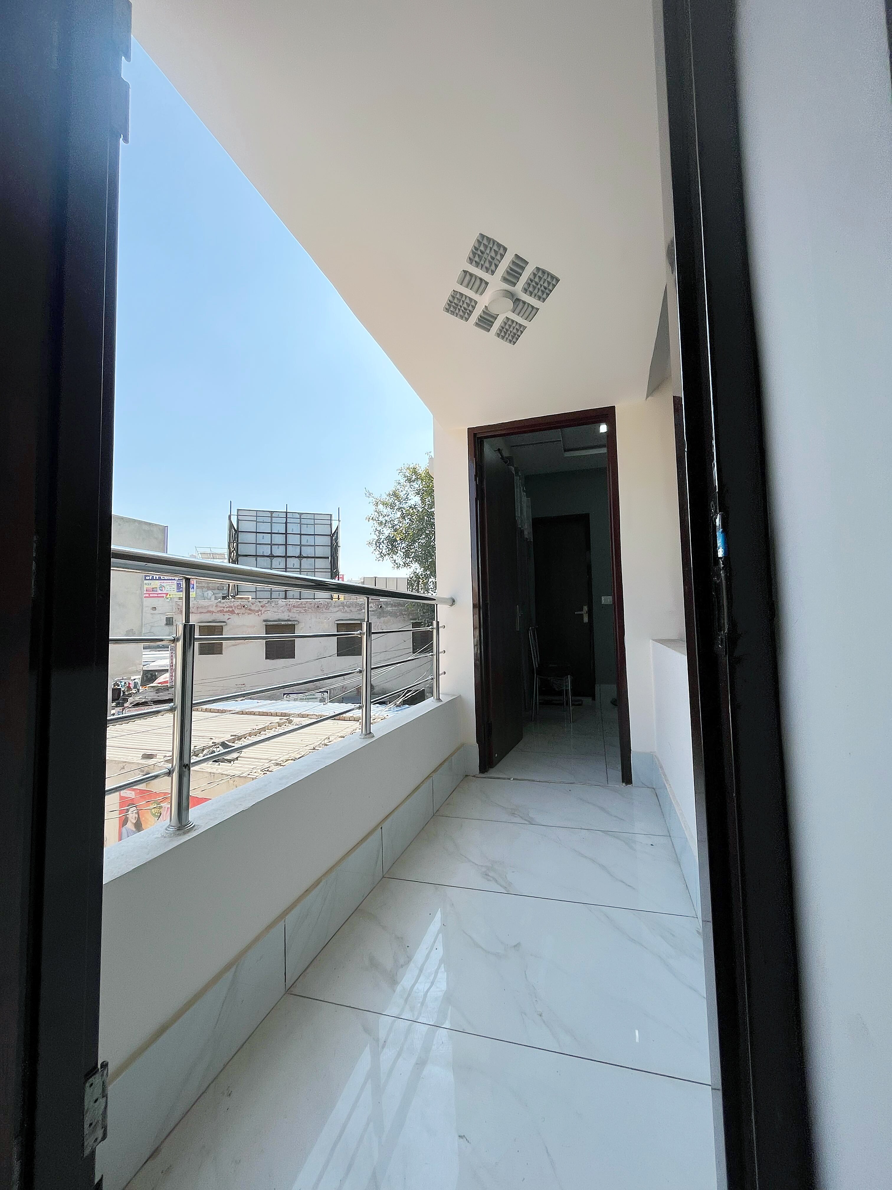 Hotel Paramount - Tap to explore photos