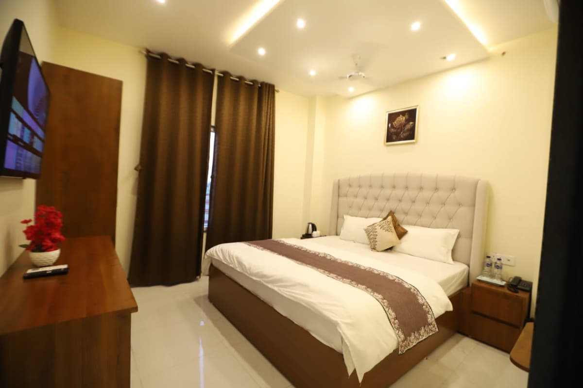HOTEL R. Raghavam - Tap to explore photos