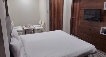 Hotel Aryan and Chaturvedi Restaurant Room Type - Deluxe Room
