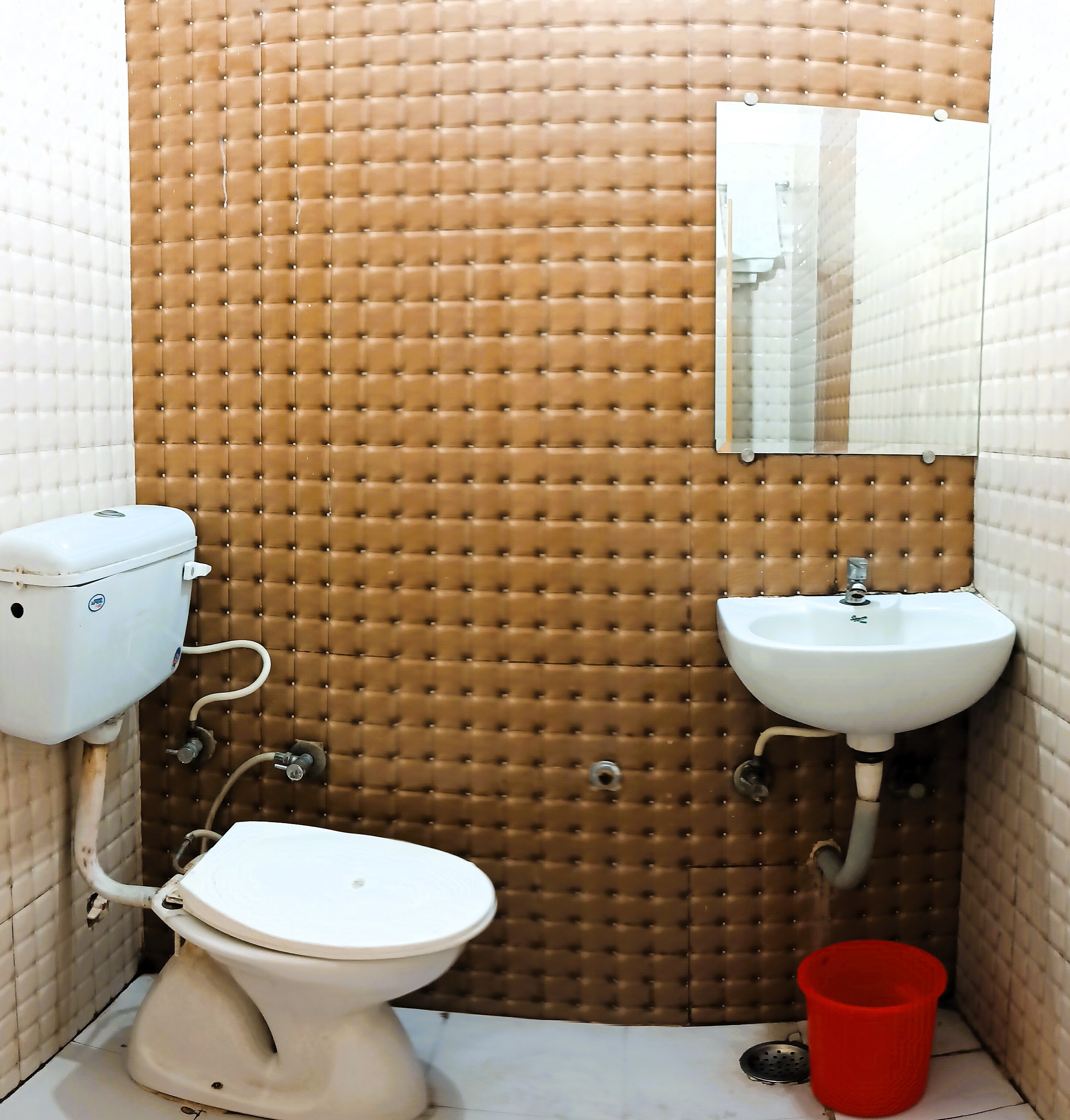 Hotel Sarala Inn - Tap to explore photos