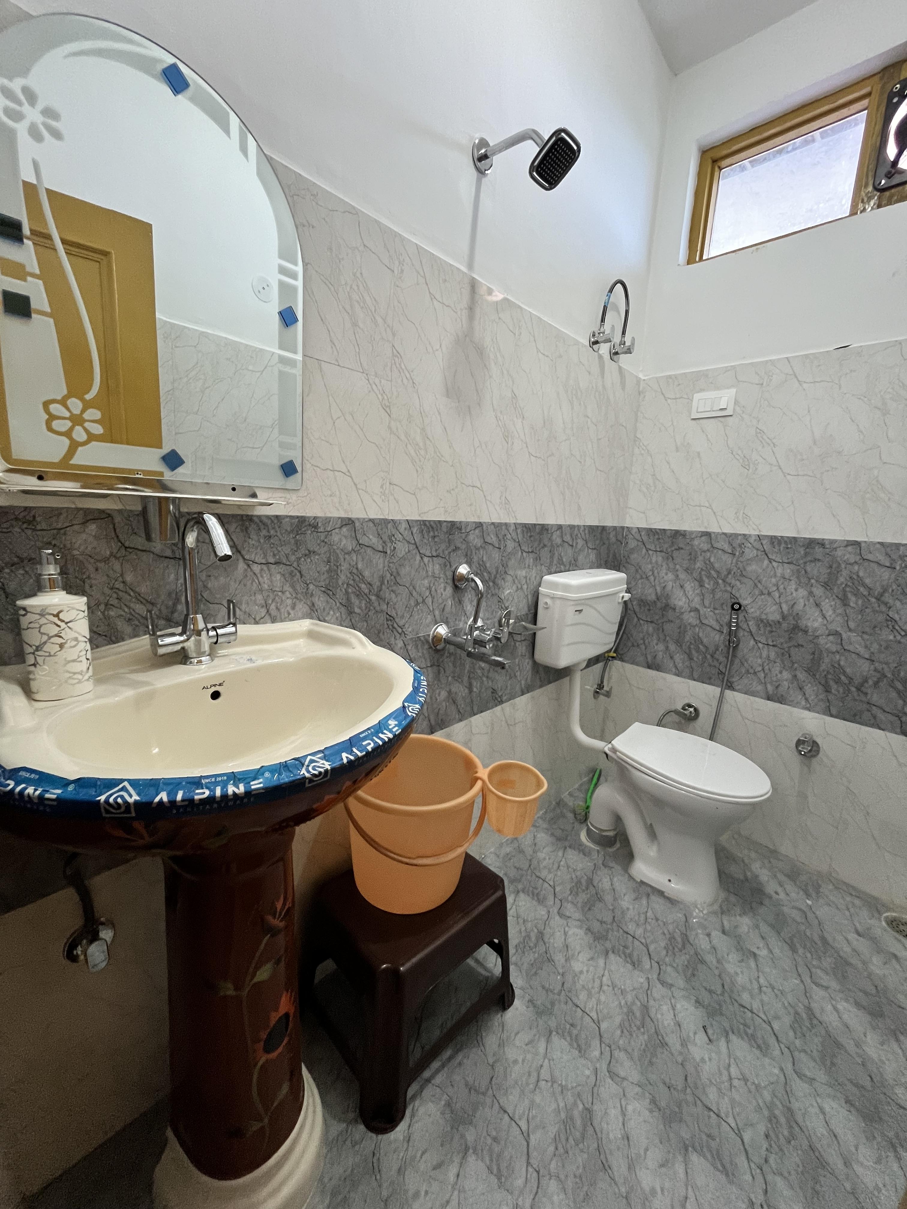 Bir Breeze Home Stay - Tap to explore photos
