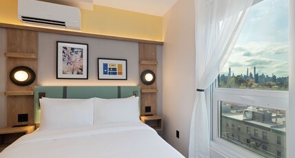 voco ASTORIA Room Type - 1 Queen Standard City View
