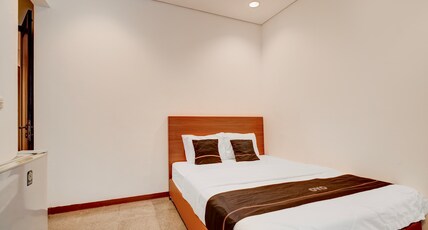Collection O near MRT Cipete Raya formerly Terogong Sembilan Room Type - Indonesia Deluxe Double