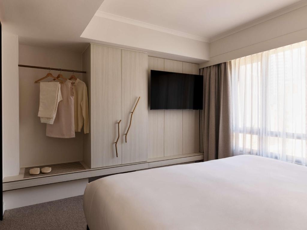 Adina Apartment Hotel Sydney, Town Hall - Tap to explore photos