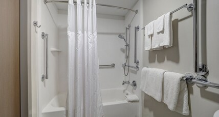 Holiday Inn Express Corpus Christi Beachfront, an IHG Hotel Room Type - 2 Queen Standard Communication Mobility Accessible Tub