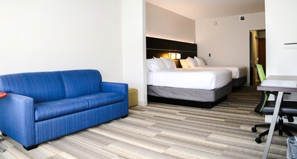Holiday Inn Express & Suites Kingston-Ulster Room Type - 2 Queen Suite Communications Accessible