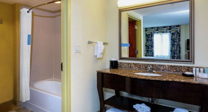 Hampton Inn & Suites Ft. Pierce Room Type - 1KNG MOB HEAR ACC W TUB NS