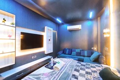 MOON LINE HOMESTAY - Private Deluxe Rooms - For Parents, Families, Students, Couples, Corporates
