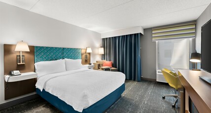 Hampton Inn & Suites by Hilton Newtown Room Type - 1 QUEEN ACCESSIBLE W TUB N