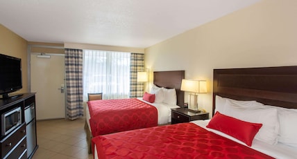 Ramada by Wyndham Venice Hotel Venezia Room Type - 2 Queen Beds, Courtyard View, Non-Smoking