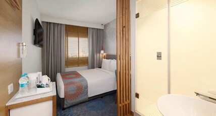 Holiday Inn Express Nashik Indira Nagar Room Type - 1 QUEEN BED DELUXE BREAKFAST