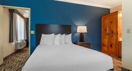 Best Western Dinosaur Valley Inn & Suites Room Type - Suite-2 King Beds, Non-Smoking, Two Bedrooms, Sofabed, Microwave And Refrigerator, Full Breakfast