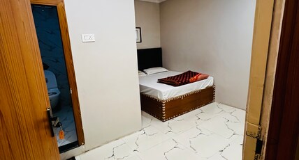 Hotel Kashika (2 minutes walking distance to Kashi vishwanath temple) Room Type - Deluxe Double bed ac room