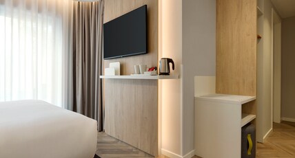 Holiday Inn Express EVORA Room Type - 1 Queen Standard with Free Breakfast