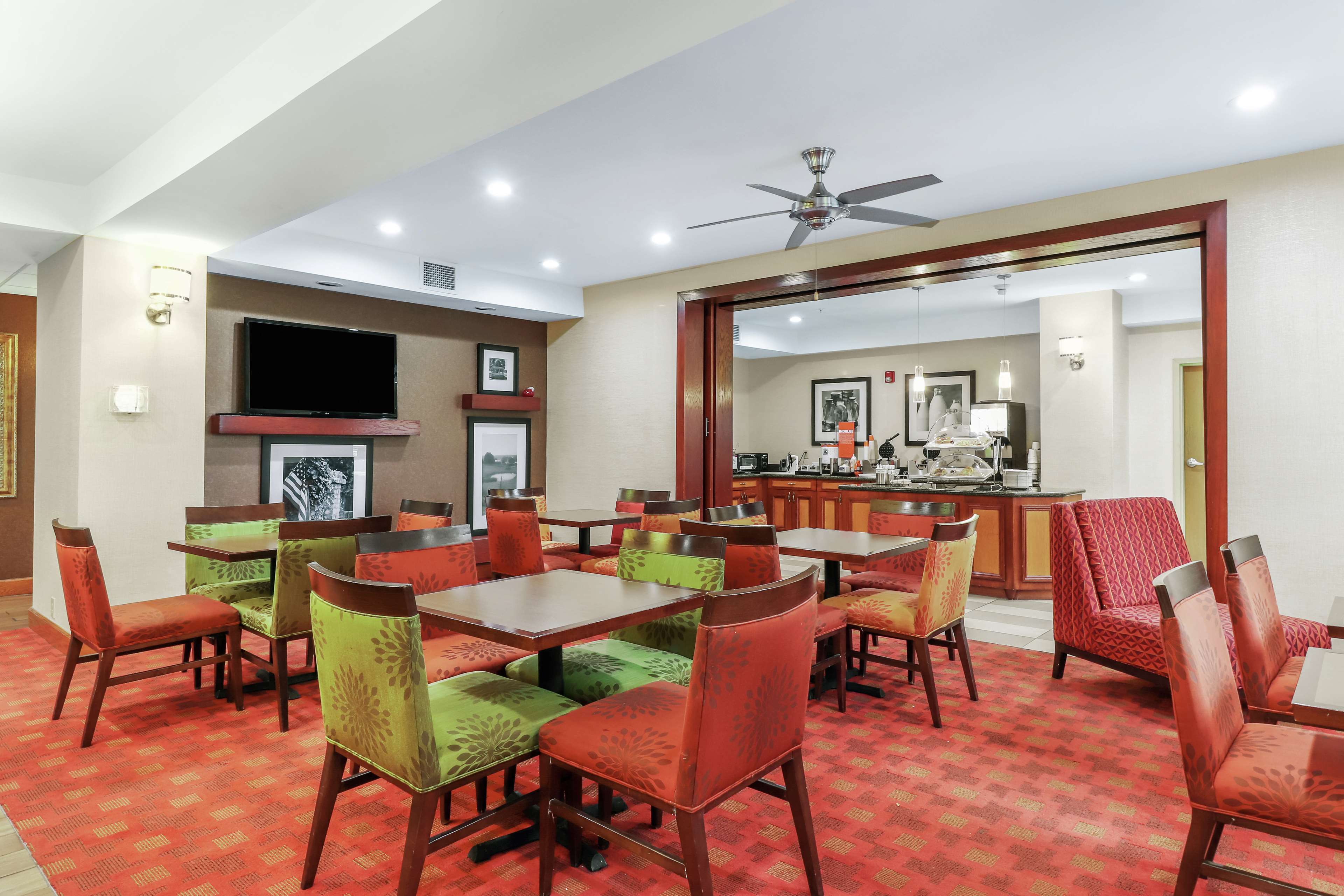 HAMPTON INN HEATH NEWARK - Tap to explore photos