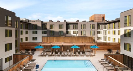 EMBASSY SUITES BY HILTON BOULDER Room Type - 1 KING PREMIUM STE POOL VW