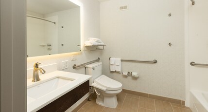 Holiday Inn Express Bellingham, an IHG Hotel Room Type - 1 King Standard Communication Accessible Tub