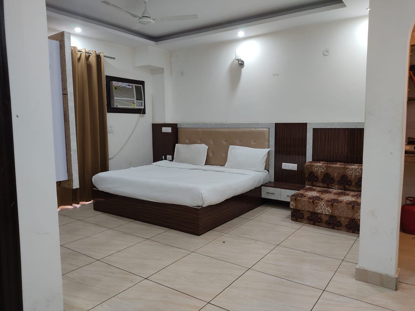 Hotel Singh Residency Medanta - Tap to explore photos
