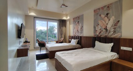 THE WHITE ELEPHANT BOARDING & LODGING Room Type - Luxury Room with Balcony and City View THE WHITE ELEPHANT BOARDING & LODGING Room Type - Luxury Room with Balcony and City View