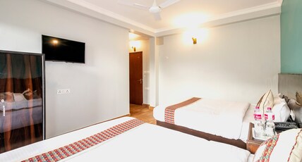 OYO 254 White House Inn Room Type - Standard Quad Room