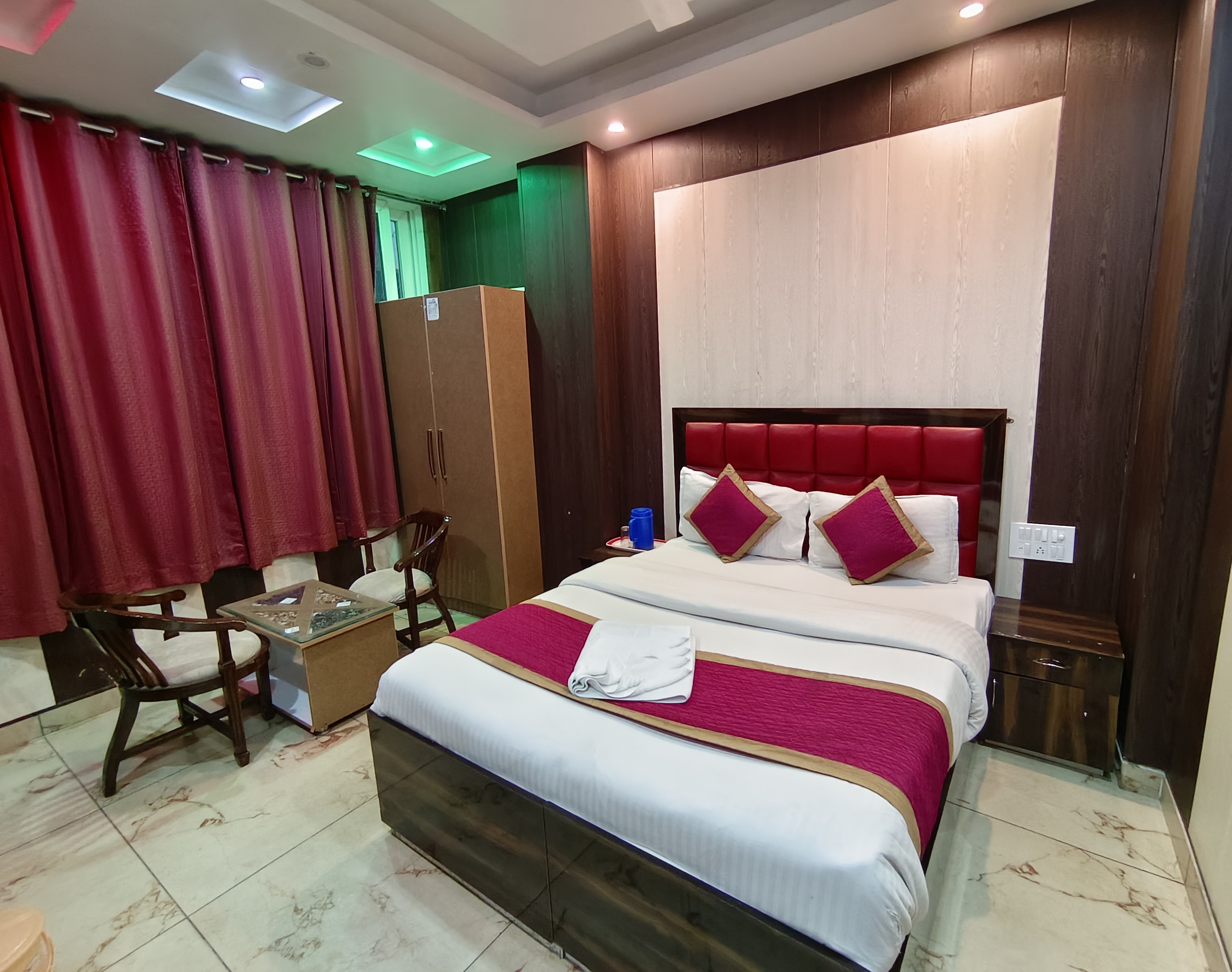 Hotel Laxman Jhula Inn - Tap to explore photos