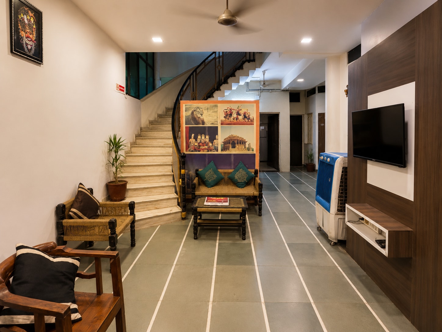Home Stay Inn | 5 min from Sardar Vallabhbhai Patel International Airport - Tap to explore photos