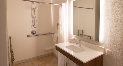 Holiday Inn Express & Suites Worthington, an IHG Hotel Room Type - 1 King Bed Suite Comm Access Tub