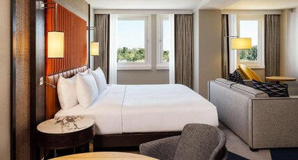 Hilton Vienna Danube Waterfront Room Type - KING WATERFRONT SUITE