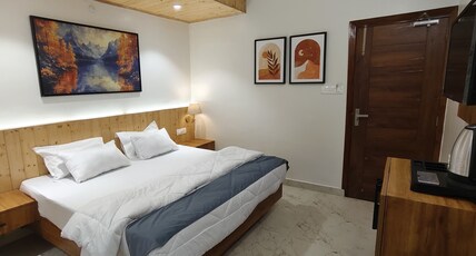 Hotel Paradise Room Type - Semi Deluxe King Bed Room