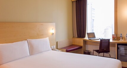 ibis Sharq Kuwait Room Type - Standard Room with 2 single beds equipped with the new bedding ibis Sharq Kuwait Room Type - Standard Room with 2 single beds equipped with the new bedding