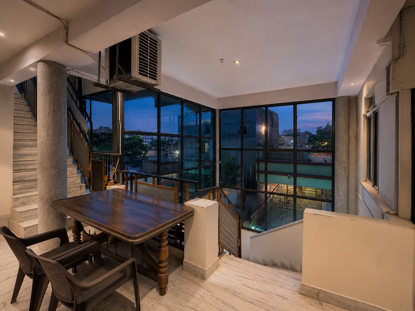 Home Stay Inn | 5 min from Sardar Vallabhbhai Patel International Airport - Tap to explore photos