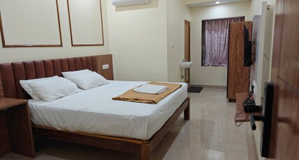 HotelRajaGrand Room Type - Deluxe Double Bedroom