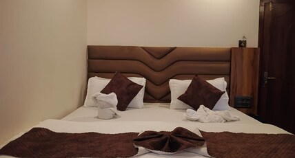 Hotel Lavish Room Type - DELUXE DOUBLE ROOM (AC) Hotel Lavish Room Type - DELUXE DOUBLE ROOM (AC)
