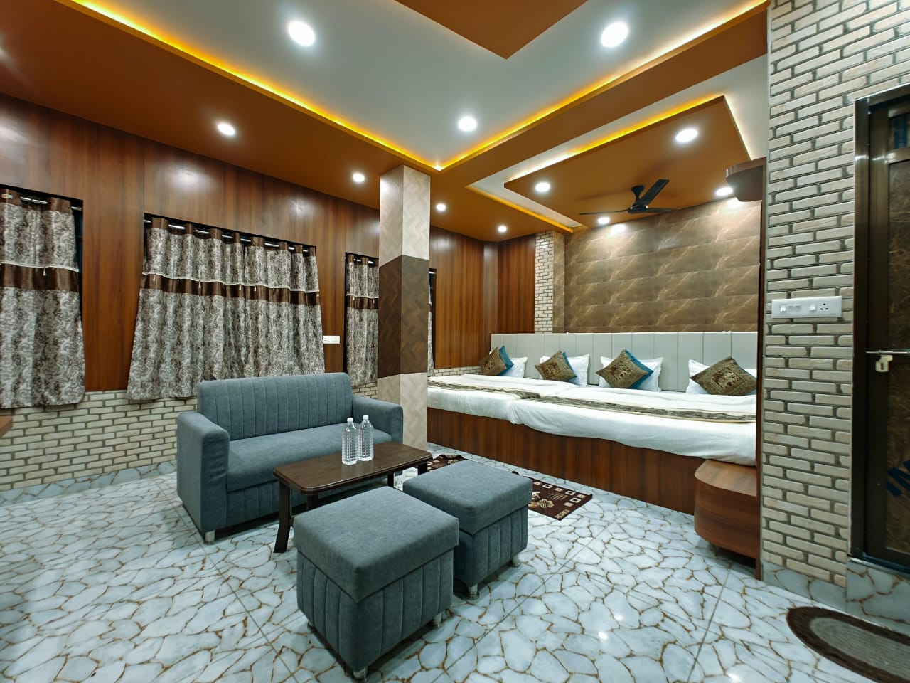 Shri Kailash Pati Guest House - Tap to explore photos